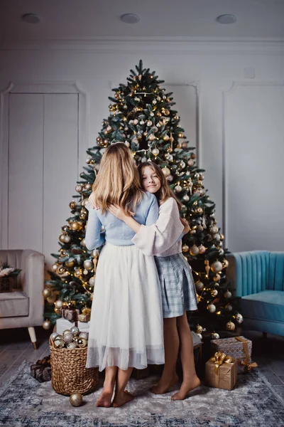 Moeder Dochter Thuis Bij Kerstboom Wintervakantie Studiofoto — Stockfoto