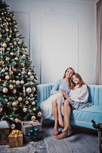 Madre Figlia Casa Vicino All Albero Natale Vacanze Invernali Studio — Foto Stock