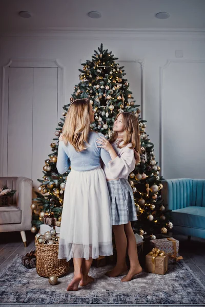 Moeder Dochter Thuis Bij Kerstboom Wintervakantie Studiofoto — Stockfoto