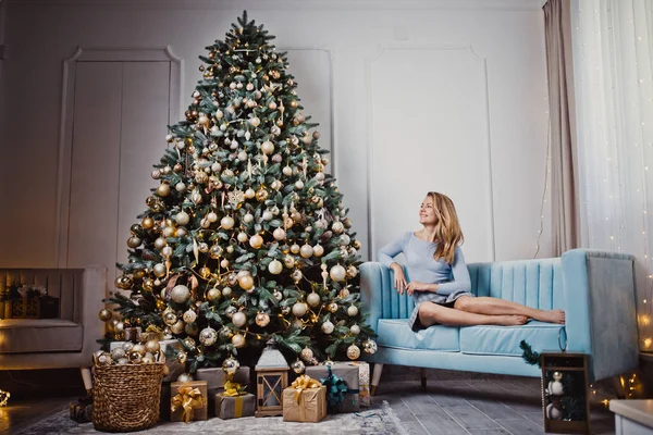 Giovane Donna Vicino All Albero Natale Vacanze Invernali Studio Foto — Foto Stock