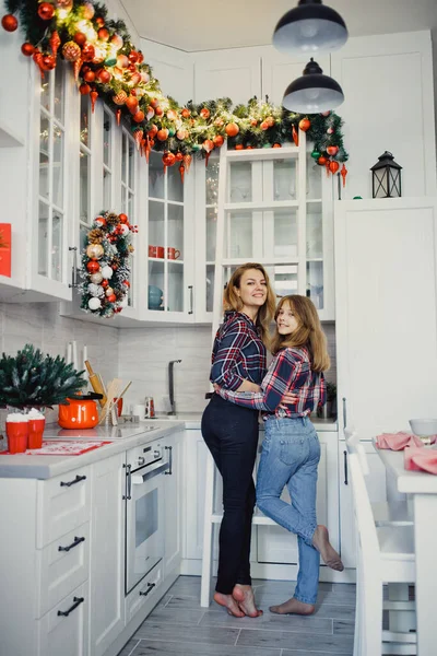 台所で母と娘 家での冬休み スタジオ写真 — ストック写真