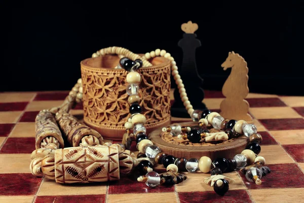 Шахматы, коробка из березы и ожерелье — стоковое фото