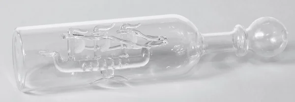 Botella de vidrio con un barco — Foto de Stock