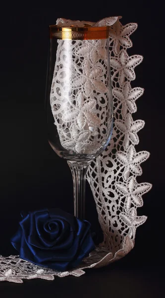 Rose de soie bleue et verre — Photo