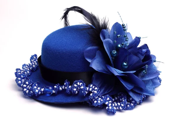 Pălărie albastră și colier — Fotografie, imagine de stoc