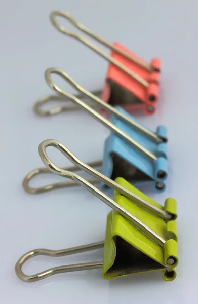 Trois clips de couleur pour les papiers — Photo