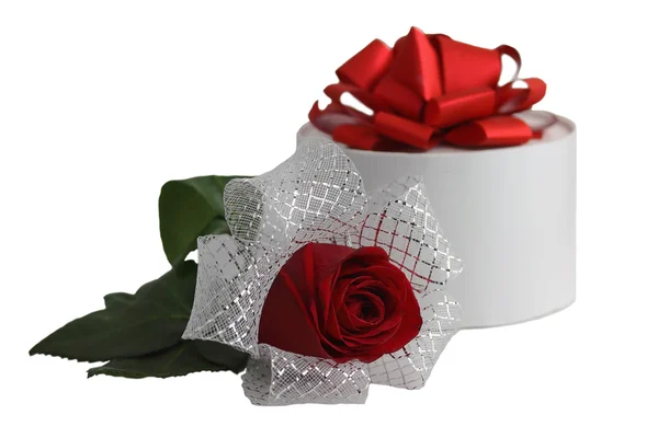 Rose und Geschenkbox — Stockfoto