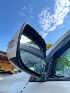 Arabalar için yan ayna