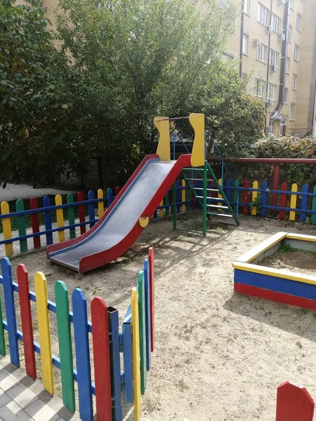 Parco Giochi Bambini Asilo Nel Cortile Della Città — Foto Stock