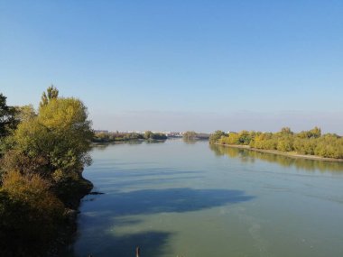 Geniş nehir ve gökyüzü - şehir manzarası