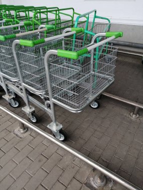 Hipermarkette metal tramvaylar. Malları taşımak için tekerlekli yük arabaları