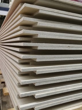 Bir mağazaya yakın inşaat malzemesi yığını