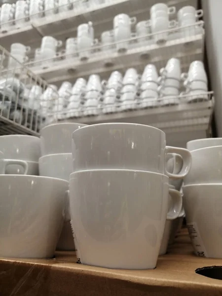 Fehér Bögrék Kiárusítása Boltban Csésze Edények Konyhában — Stock Fotó