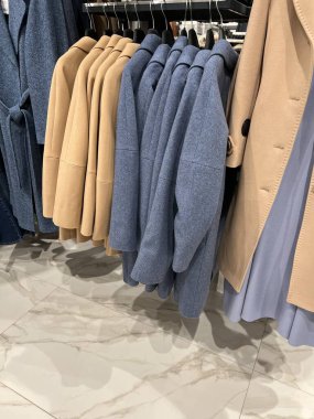 Giysi dükkanı. Mağazadaki askıda asılı olan şeyler. Gardıropçu kadın. satış merkezi