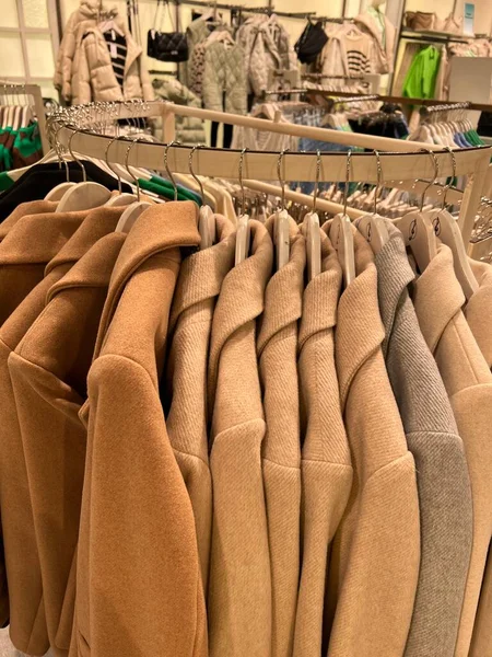 Bekleidungsgeschäft Dinge Auf Einem Kleiderbügel Einem Geschäft Garderobenfrau Einkaufszentrum — Stockfoto