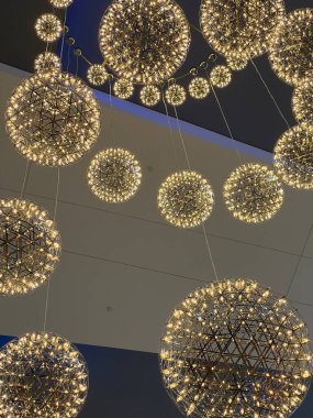 yuvarlak avize - dekor alışveriş merkezi. Dükkan aydınlatma. İç mekan