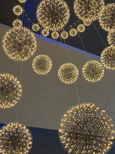 yuvarlak avize - dekor alışveriş merkezi. Dükkan aydınlatma. İç mekan