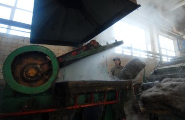 Beyaz Rusya'nın smilovichi keçe fabrika. smilovichi keçe fabrika 1928 yılında kurulmuştur ve soğuk hava koşulları için keçe çizmeler üretir. botları 