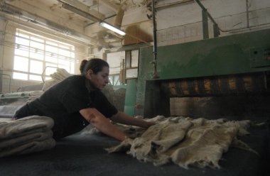 Beyaz Rusya'nın smilovichi keçe fabrika. smilovichi keçe fabrika 1928 yılında kurulmuştur ve soğuk hava koşulları için keçe çizmeler üretir. botları 