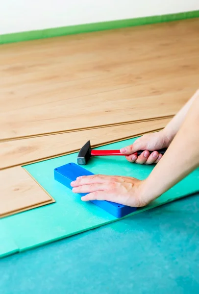 Naprawa pokrycia podłogi. człowiek układanie panele podłogowe — Zdjęcie stockowe