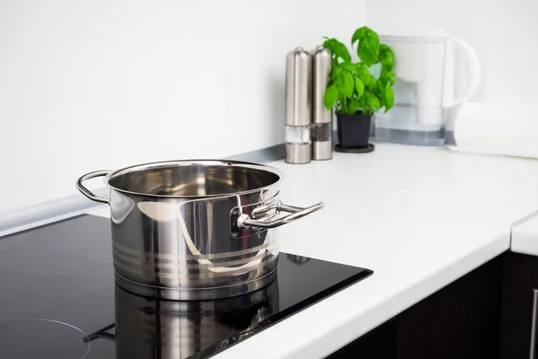 Panela na cozinha moderna com fogão de indução — Fotografia de Stock