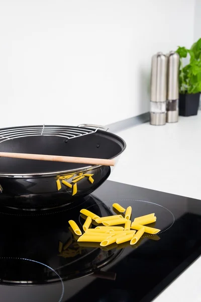 Stekpanna, pinnar och pasta i modernt kök — Stockfoto