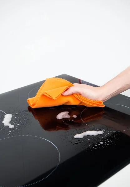 Hand schoonmaken inductie kookplaat — Stockfoto