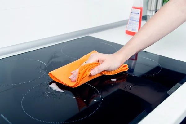 Ręczne czyszczenie pieca indukcyjnego — Zdjęcie stockowe