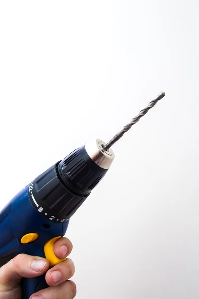 Mão de homem segurando broca azul — Fotografia de Stock