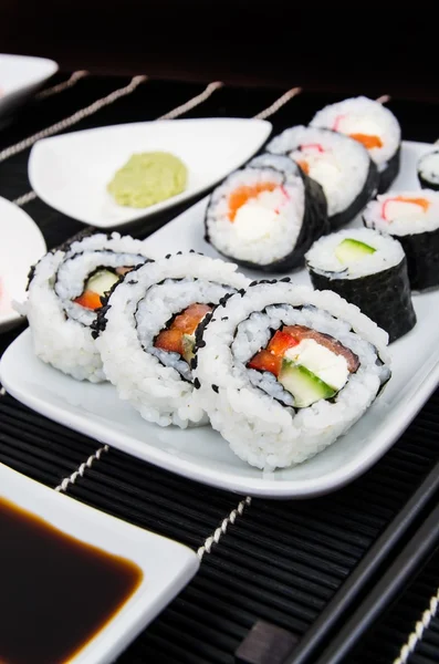 Placa com conjunto de sushi — Fotografia de Stock