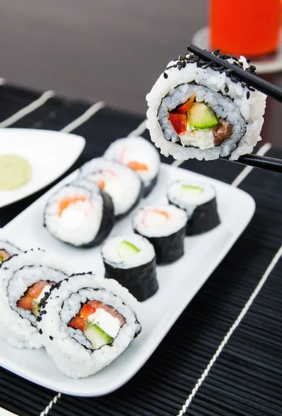 Teller mit Sushi-Set — Stockfoto