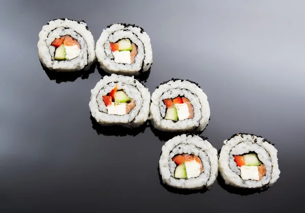 Sushi na odbicie czarne tło — Zdjęcie stockowe