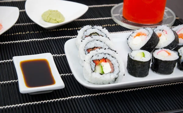 Sushi di latar belakang hitam — Stok Foto