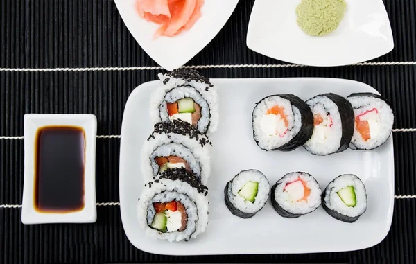 Teller mit Sushi-Set — Stockfoto