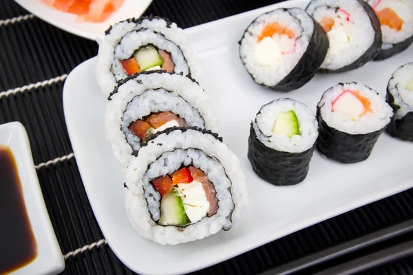 Assiette avec ensemble de sushi — Photo