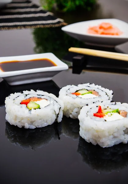 Sushi-Set mit Sticks und Ingwer — Stockfoto