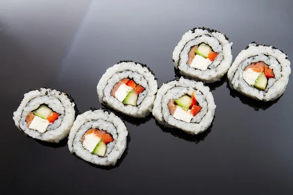 Sushi definido no fundo de reflexão preto — Fotografia de Stock