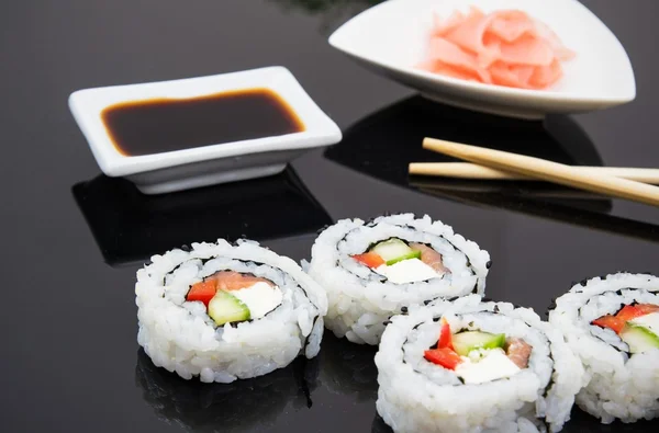 Conjunto de sushi com paus e gengibre — Fotografia de Stock