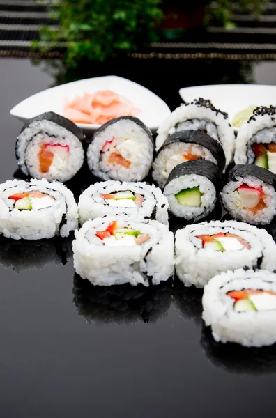 Sushi mengatur latar belakang refleksi hitam — Stok Foto