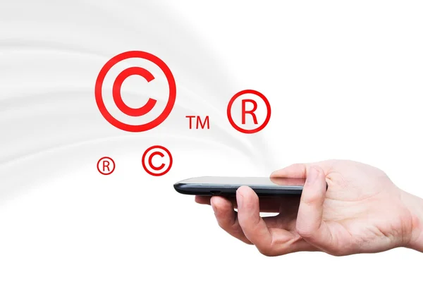 Copyright, simboli dei marchi che volano dallo smartphone. Composizione sicurezza e pirateria — Foto Stock