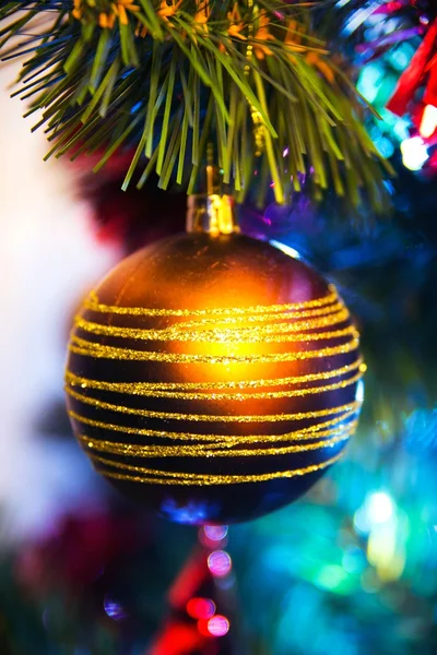 Kerstboom met gouden Kerstbal — Stockfoto