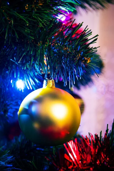 ゴールデン クリスマス安物の宝石とクリスマス ツリー — ストック写真