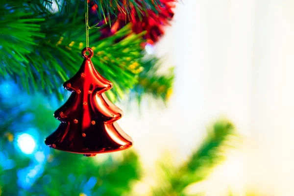 Julgran med jul röda Julgranskula — Stockfoto