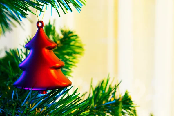 Kerstboom met rode Kerstbal — Stockfoto