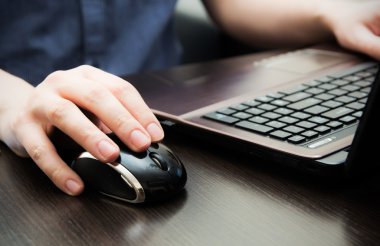 bilgisayar fare üzerinde insan eli. laptop Masası.