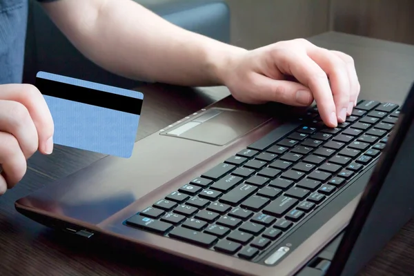 Homem mão no teclado com cartão de crédito — Fotografia de Stock