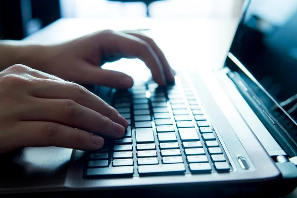 Närbild av mänskliga händer på tangentbord — Stockfoto