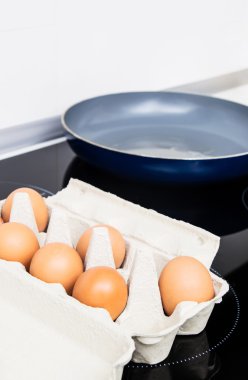 yumurta üzerinde İndüksiyon Ocağı. arka planda kızartma tavası