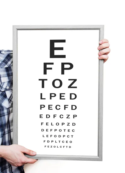 Hombre mostrando la carta de examen de Snellen ojo sobre fondo blanco — Foto de Stock