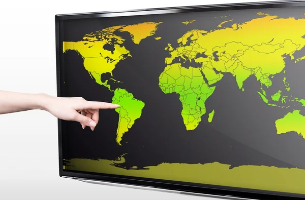 Mano que muestra el mapa del mundo en blanco en pantalla led TV — Foto de Stock